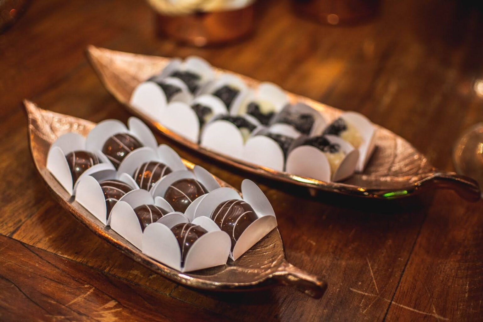 Trufas de chocolate em bandeja de cobre