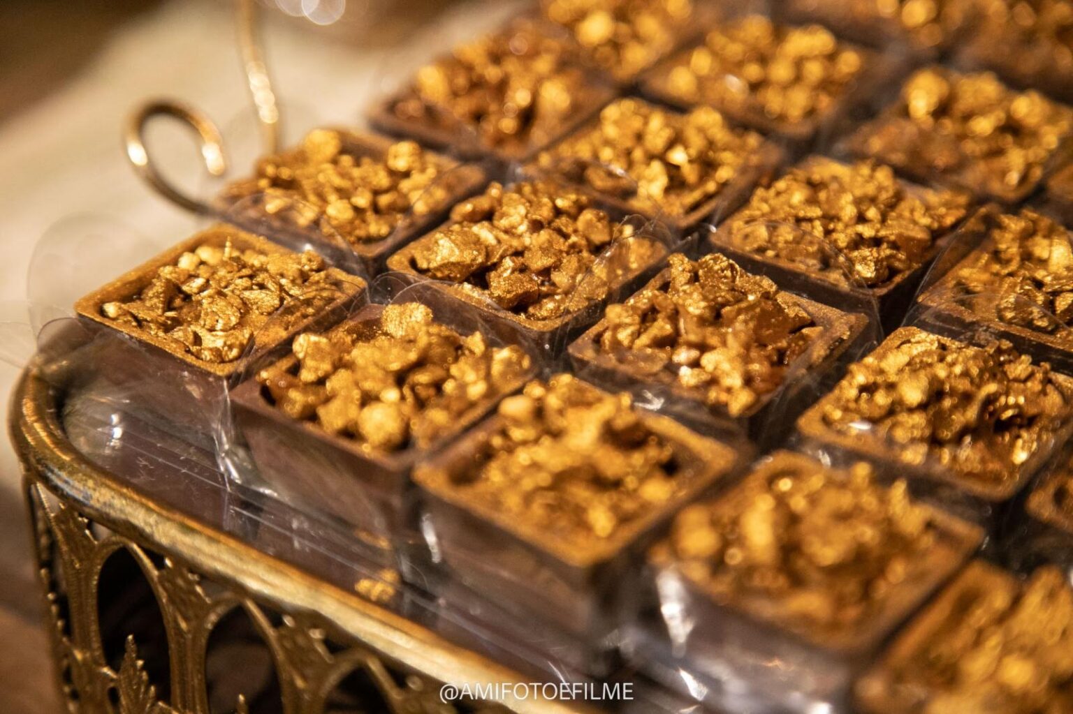 Doces finos com cobertura dourada