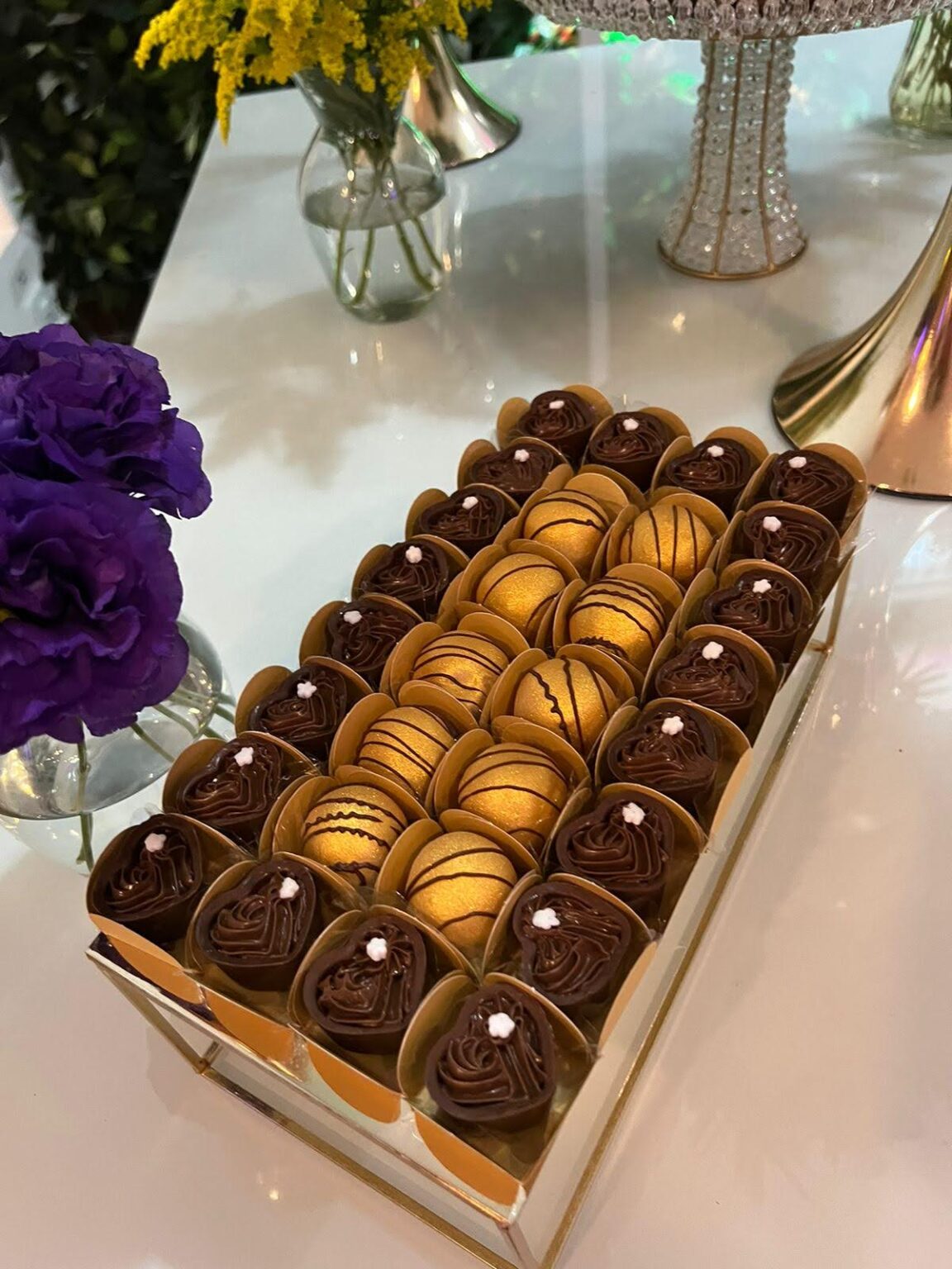 Brigadeiros perolados dourados