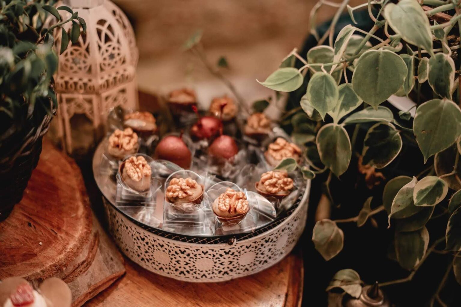 Doces de nozes em travessa decorada