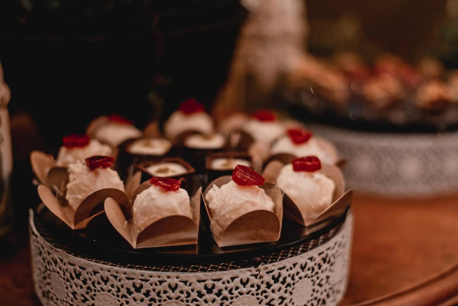 Brigadeiros brancos com cereja