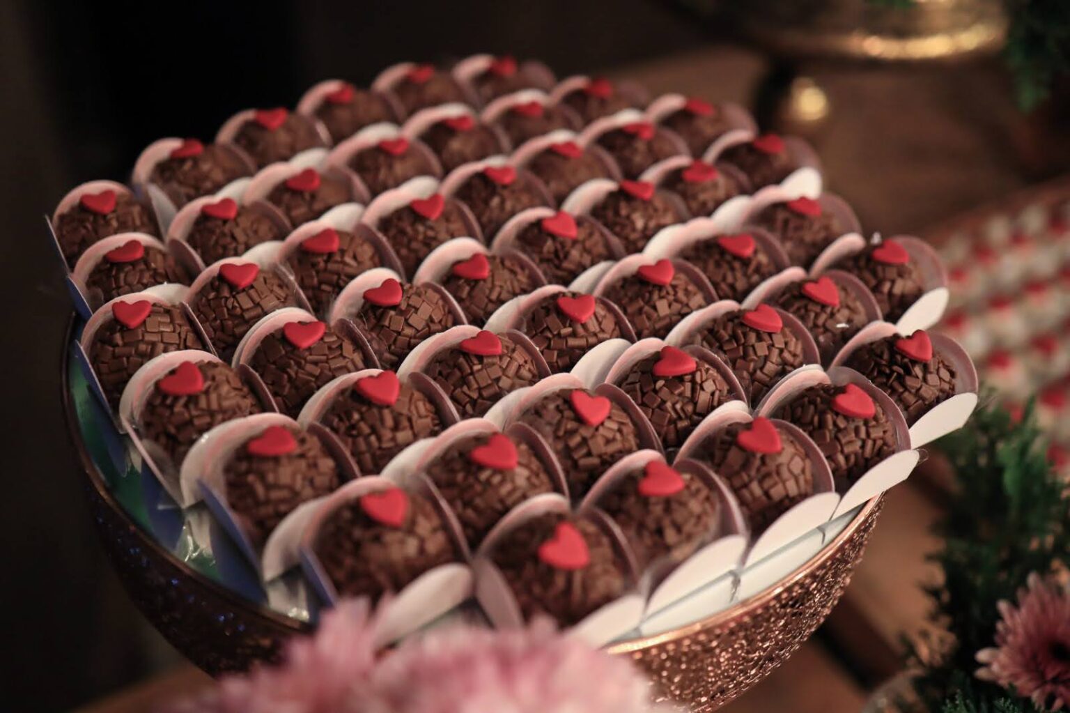 Brigadeiros tradicionais com coração vermelho
